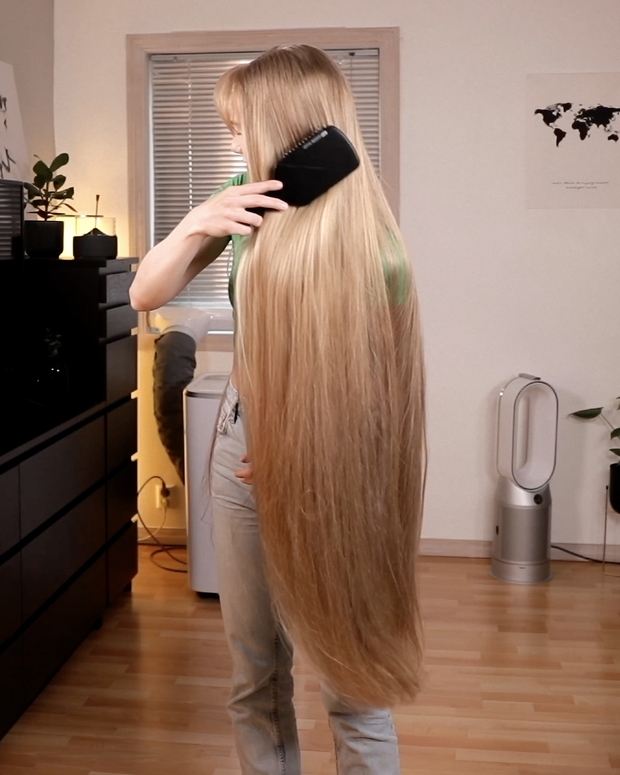 VIDEO - Super beautiful blonde Rapunzel