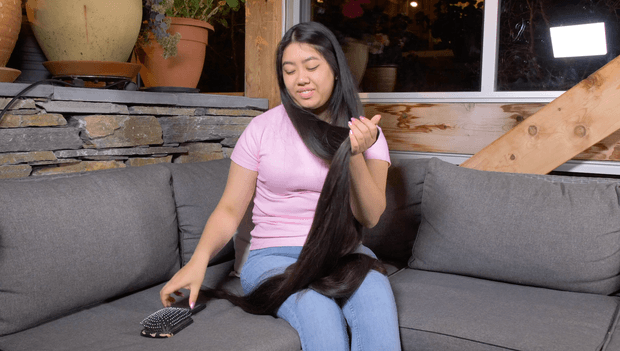 VIDEO - Rapunzel brushing in the sofa