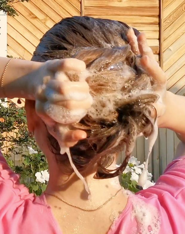 VIDEO - Tons of shampoo for very long blonde hair