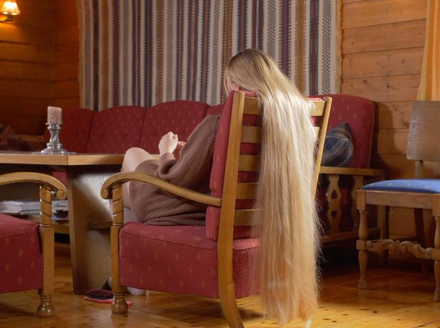 VIDEO - Massive blonde hair sliding and bundrops