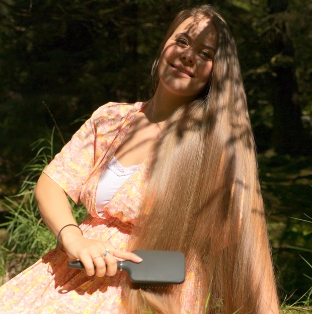 VIDEO - Magical hair brushing