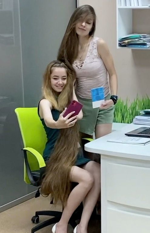 VIDEO - The office woman with super long hair