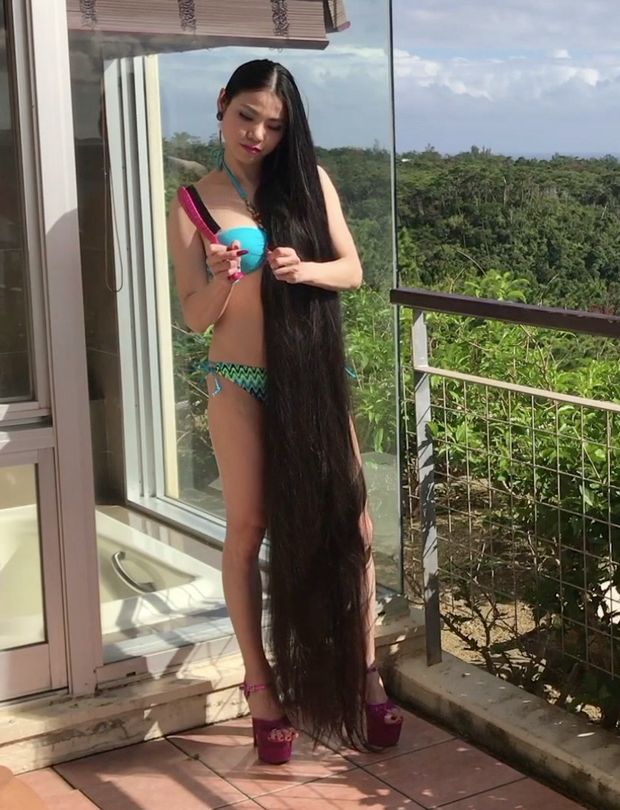 VIDEO - Floor length hair paradise