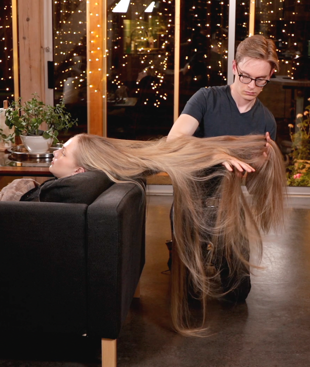 VIDEO - A lot of blonde hair to play with