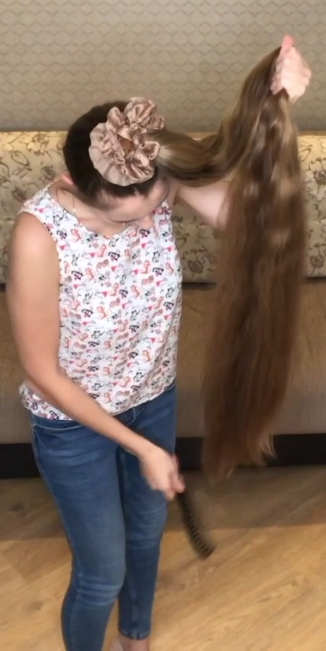 VIDEO - Katerina&#x27;s high ponytail