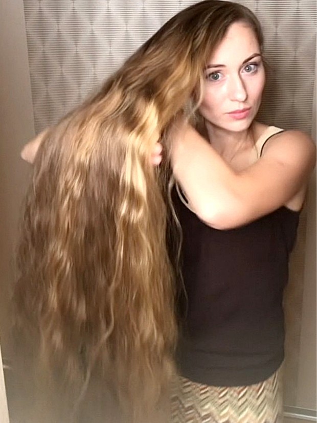 PHONE VIDEO - Katerina&#x27;s hair display