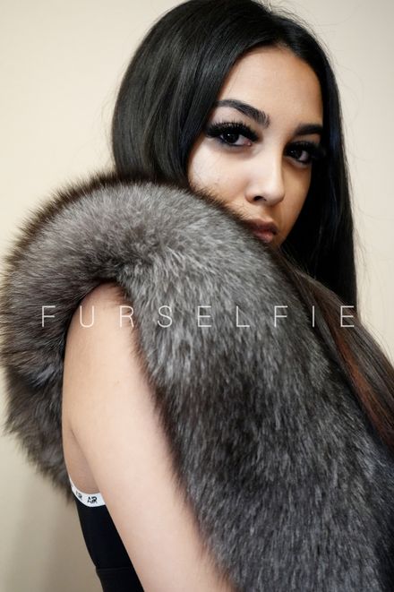 Gigi in shadow fox fur stole (120)
