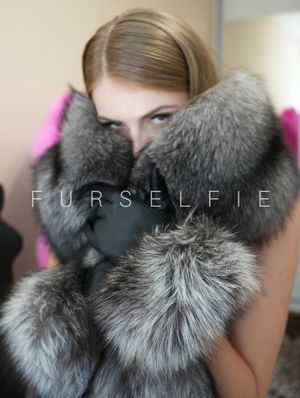 Cinti and long fox fur stoles (314)