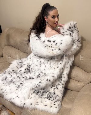 Exclusive Szabina Fox Fur Photos (342)