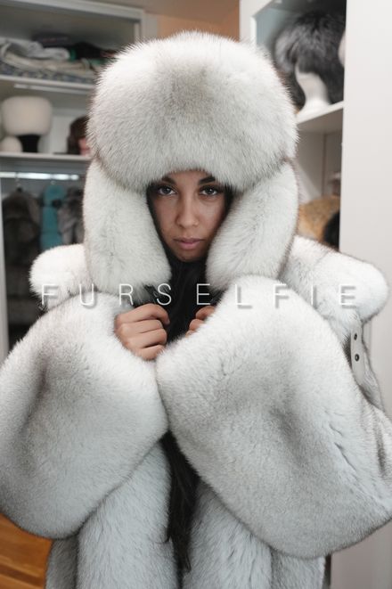 Gigi in blue fox fur set (324)