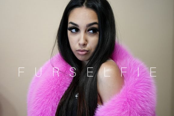 Gigi in pink fur stole (122)