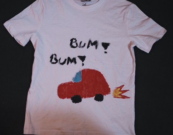 Hand-painted T-shirt with the inscription &quot;bum bum&quot;