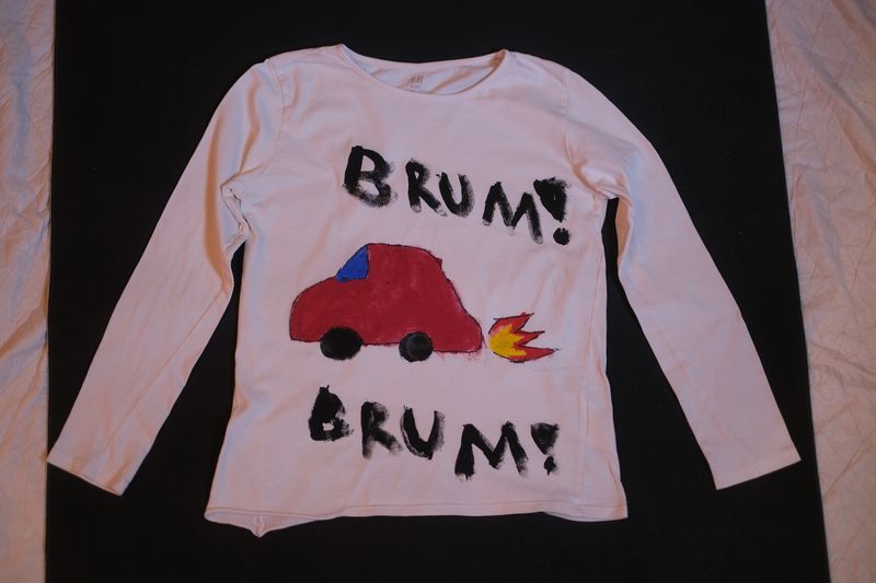 Hand-painted long-sleeved T-shirt for boys and girls with a car