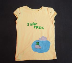 Hand-painted Yellow T-shirt with the inscription &quot;I love frog&quot;