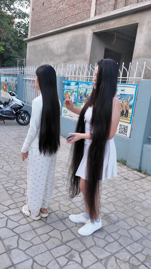 First Meeting Hairplay – Selia &amp; Her Long-Haired Niece