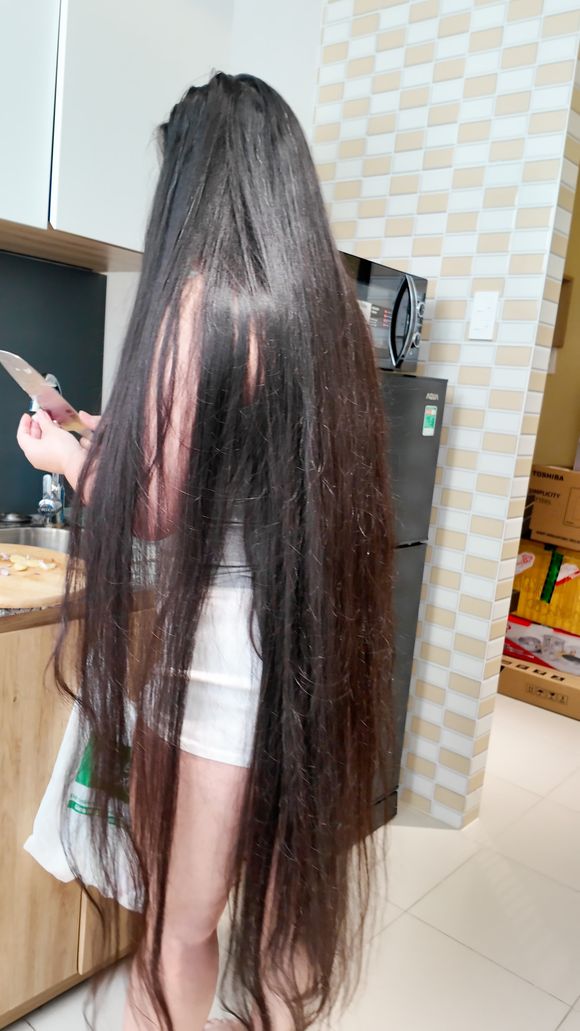 Cooking With My Hair Fully Down – Long Hair Challenge