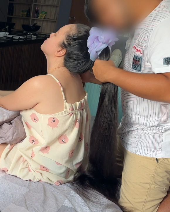 Sensual hairplay session by a man