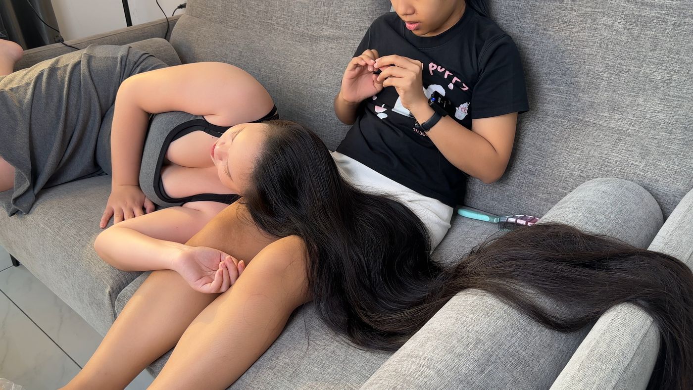 27-Minute Relaxing Hair-Play on the Sofa