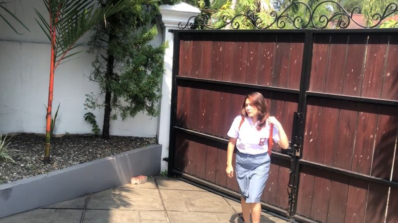 Rich Schoolgirl Navel Stabbed