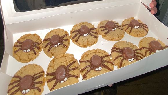 Reese‘s peanut butter cup spider cookies!