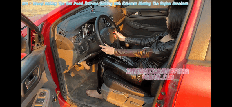 374 - Xiaoqi Kicking The Gas Pedal Extreme Revving with Exhausts Blowing The Engine Barefoot
