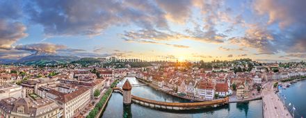 Panorama an der Kapellbrücke in Luzern bei Sonnenuntergang