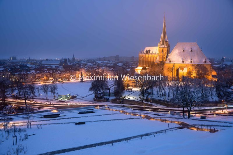 Erfuter Dom und Domplatz zur blauen Stunde mit Schnee