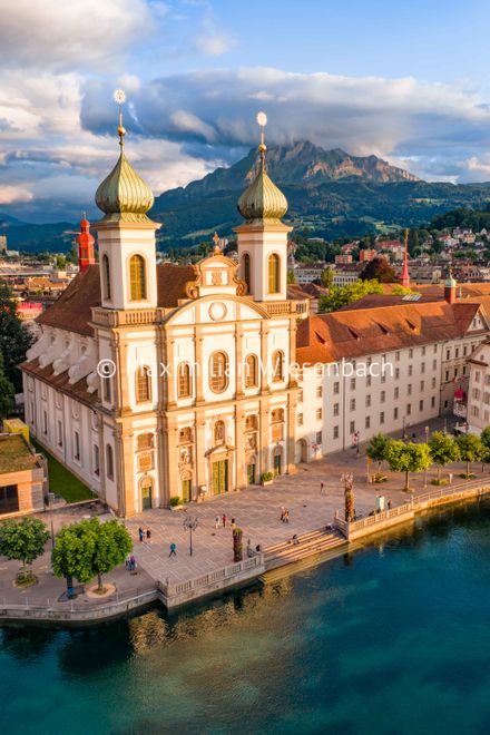 Die Jesuitenkirche in der Luzerner Altstadt bei Sonnenuntergang