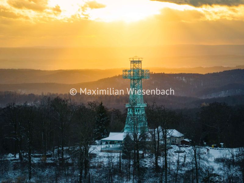 Das Josephskreuz bei Stolberg im Harz im Sonnenuntergang