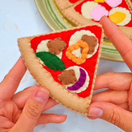 Sew your own 5 slice felt pizza - PDF sewing pattern with tutorial