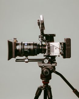 Hooked in 3 Seconds : A Definitive Guide to Scripting Viral Short-Form Videos