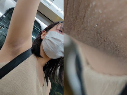 毛穴の粒まで超鮮明！ノースリーブ女子の生々しい吊り革ジョリ腋を長尺で超接写！ Sleeveless girl&#x27;s armpit is captured in super close-up!