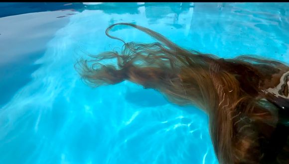 Long hair underwater 17.11 min