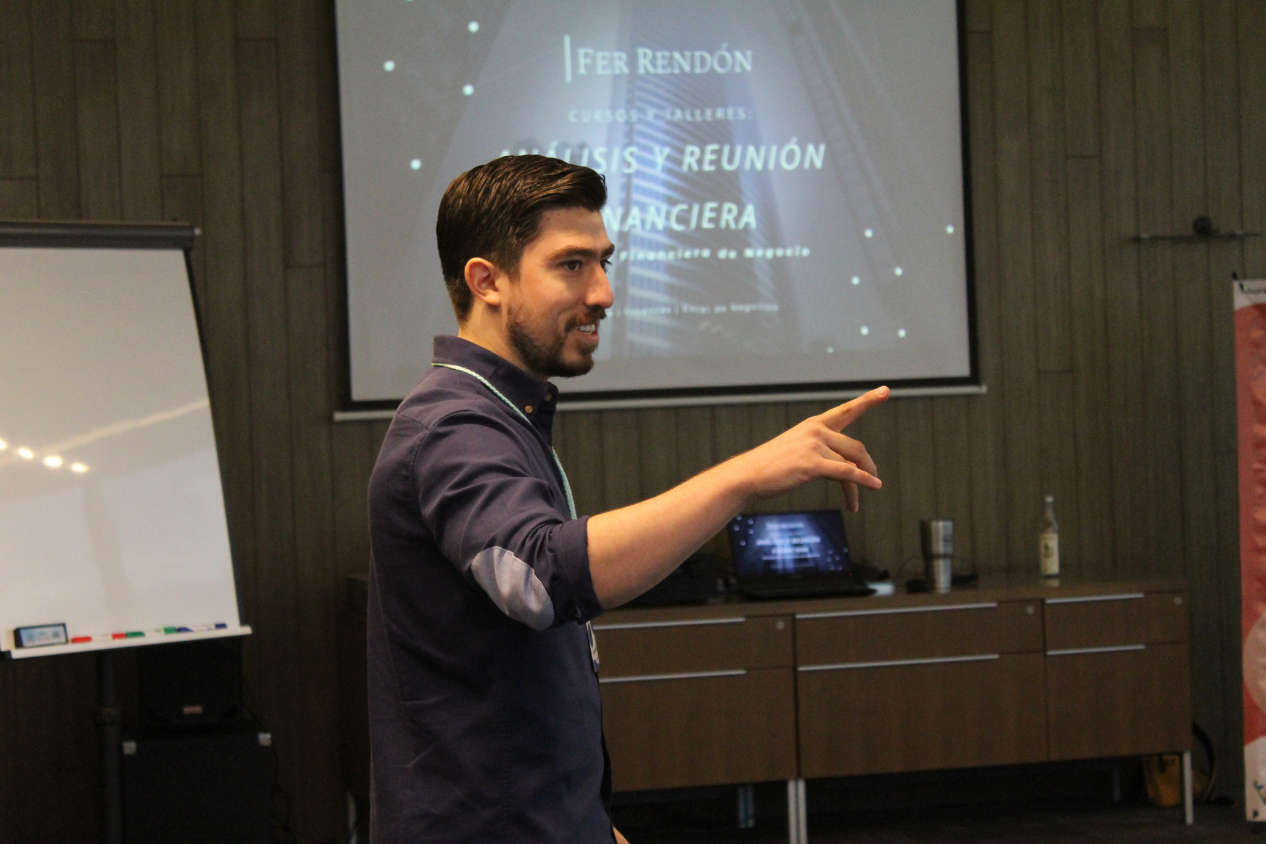 Fernando Rendón impartiendo una plática de negocios