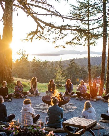 Comment organiser une retraite de guérison en groupe 