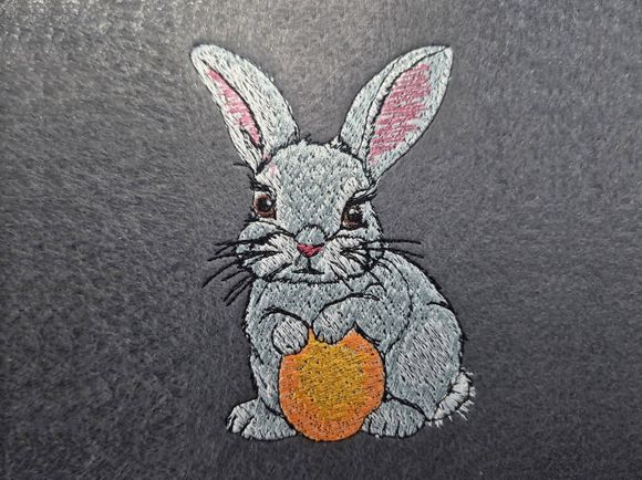 Osterhase mit Ei
