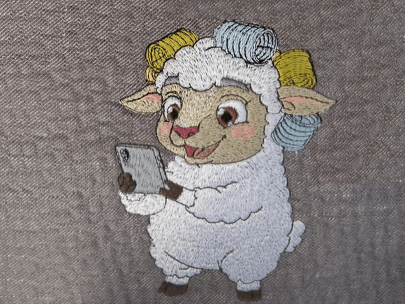 Schaf mit Handy und Lockenwicklern