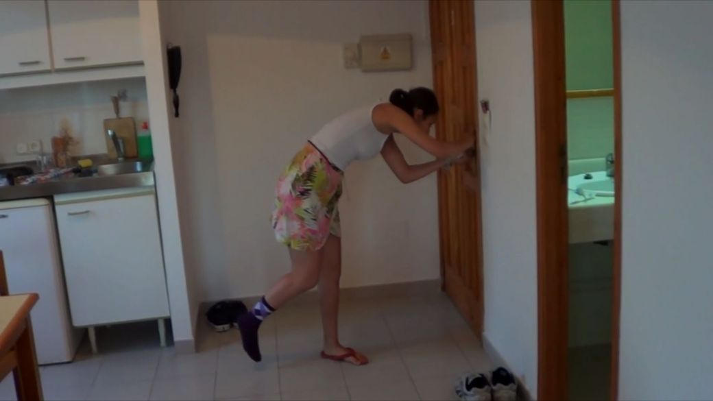 Elisabeth 6-7 Sock Sprain - Hopping aroung in my room - 6 min