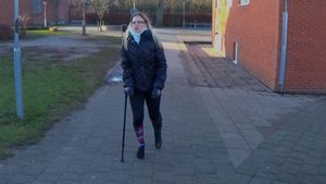 Sarah 1512-4 Sock Sprain -  A sprained ankle in a sock and just one crutch - 15 min