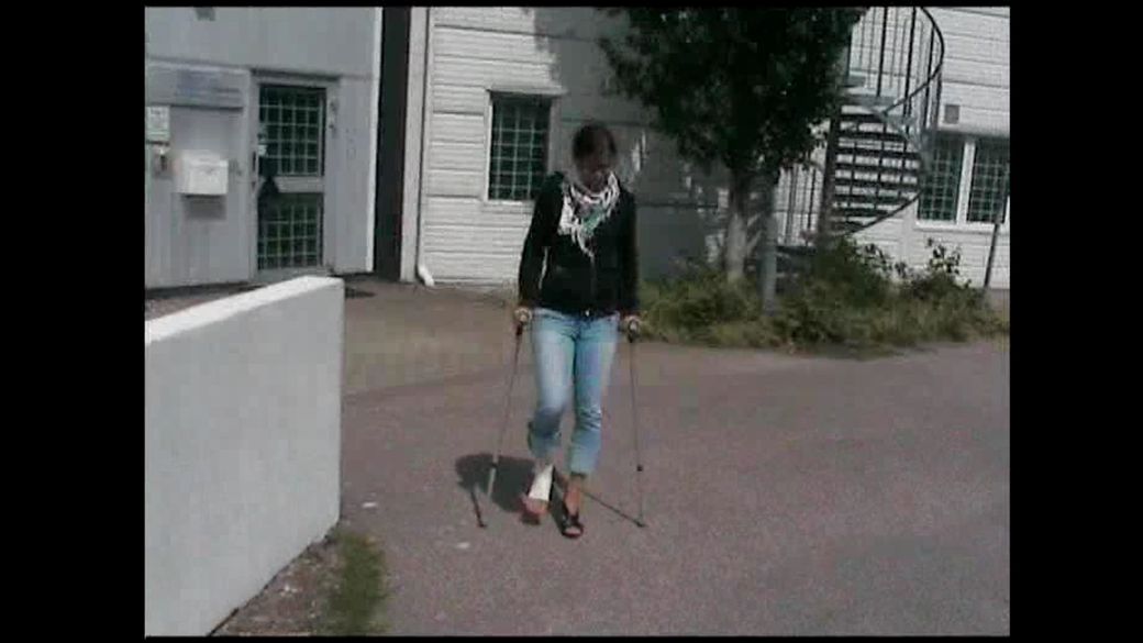 Sarah 12 Sprain - Way do you say that i can crutch with a high heel shoe? - 12 min