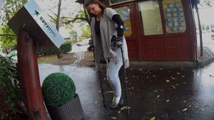 Lucy 2209-5 SLC - I almost fell twice on my way out from the restaurant - 10 min