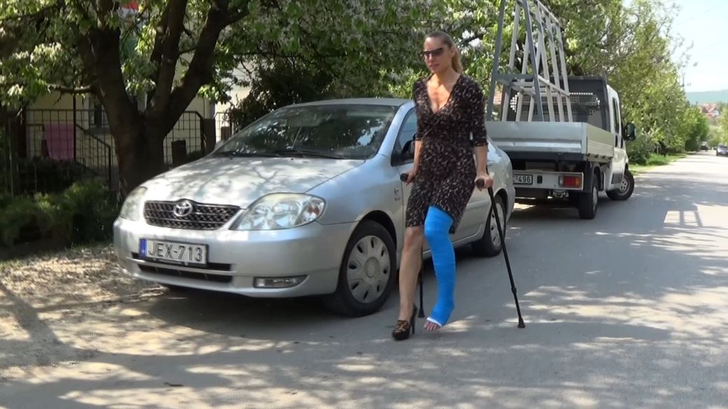 Christa 1804-3 LLC - I crutch to the park with a singel high heel shoe and my long leg cast - 9 min