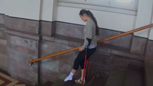 Elisabeth 1707-2 Sock Sprain - Down the steps and out on the street -  8 min