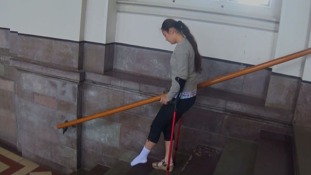 Elisabeth 1707-2 Sock Sprain - Down the steps and out on the street -  8 min