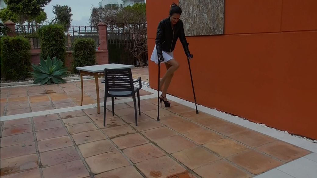 Cat 2302 Custom Sprain - Crutching with a sprained ankle with this heels - 