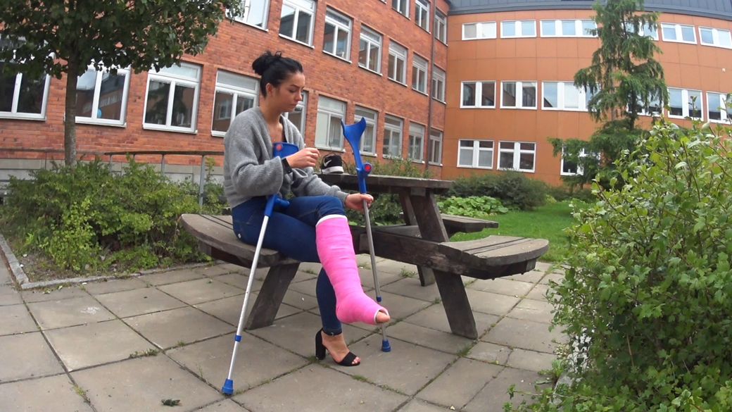 Mika 18 SLC - I love to use high heel shoe so i dont let my cast stop me - 18 min