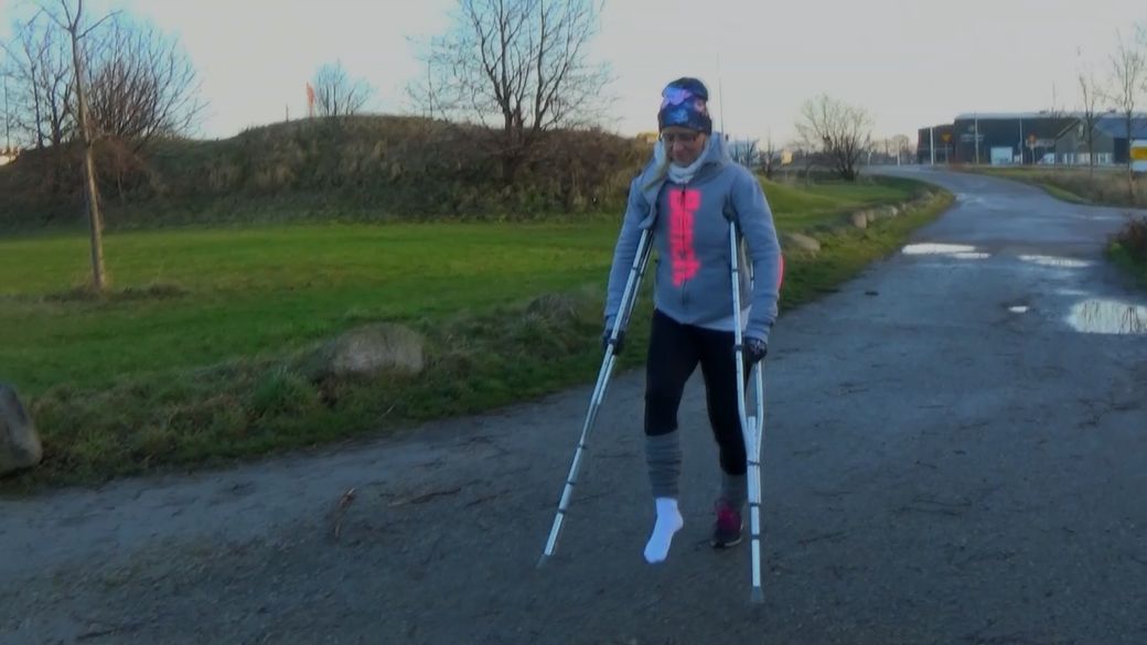 Sarah 1512-2 Sock Sprain - Crutching in a sporty outfit - 13 min
