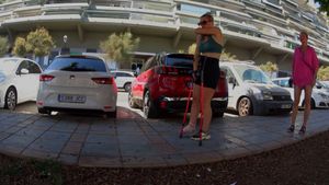 Kicki 26 Sprain - Crutching down to the beach - 12 min
