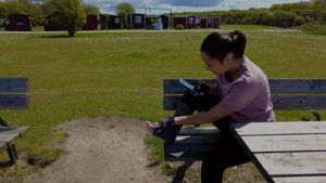 Elisabeth 127 SLC - I take a photo of my cast and toes - 10 min