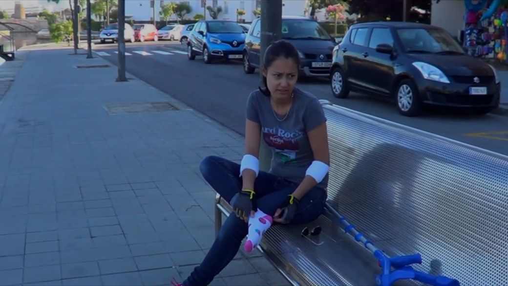 Elisabeth 6-6 Sock Sprain  - I travel to my vacation even with a sprained ankle - 13 min